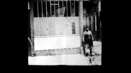 Man Walking Around a Corner (Hombre caminando por una esquina)