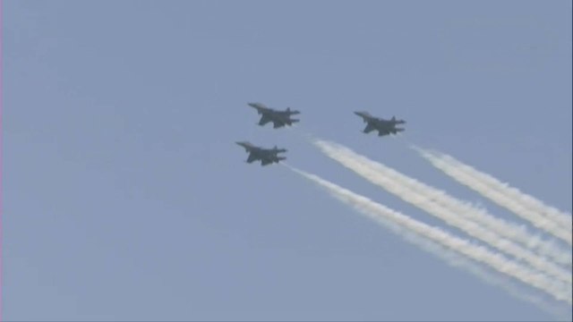 Air Force showers flowers on Delhi's Police War Memorial