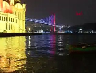 İstanbul'da şimşekler geceyi aydınlattı