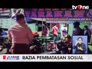 Langgar PSBB, Kerumunan Warga Disemprot Disinfektan