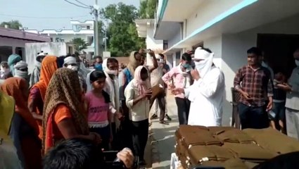 मच्छरों के प्रकोप से बचने के लिए ग्रामीणों को बांटी गई मच्छरदानी