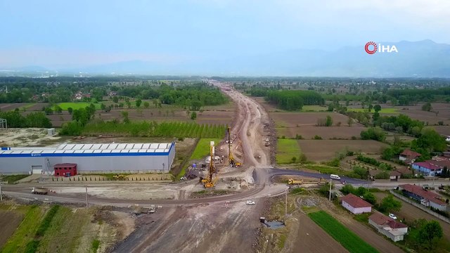 Ulaştırma Bakanının yıl sonunda hizmete alınacağını duyurduğu Kuzey Marmara Otoyolunun son kesimi görüntülendi