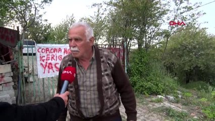 KORONAVİRÜSÜ'NE KARŞI KAPISINA YAZI YAZDI