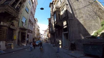 Balat'ta çocuklar kısıtlamaya aldırmadan sokağa çıktı
