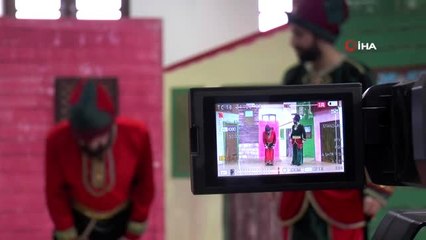 Hacivat ile Karagöz oyunu sokağa çıkma kısıtlamasında evlere taşındı