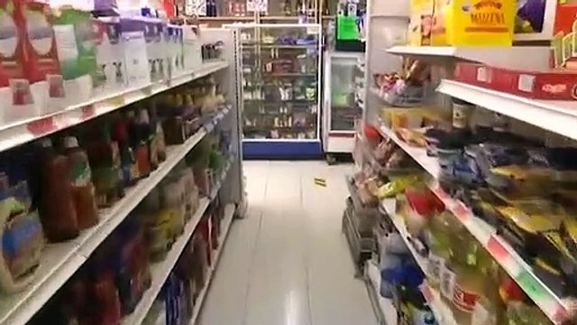 Con letreros, cintas y periódicos, tienditas ahuyentan a consumidores de alcohol en CdMx