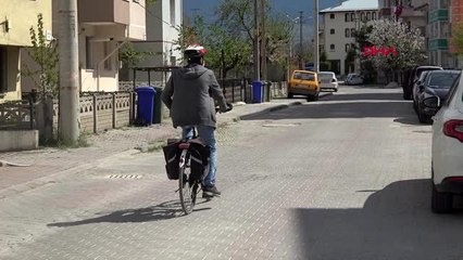 BOLU Bisikletiyle 17 öğrencisine her hafta hikaye kitabı dağıtıyor