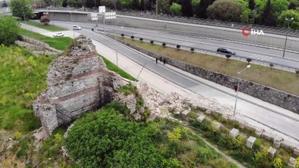 Fatih’teki tarihi surların bir kısmında çökme yaşandı