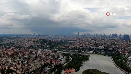 Yağmur bulutlarının şehre gelişi havadan görüntülendi