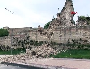 Topkapı'daki tarihi surlarda çökme meydana geldi