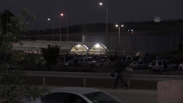 İsrail'e gitmek isteyen Filistinli işçiler, sınır kapısında yoğunluk oluşturdu
