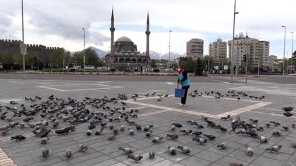 Sokağa çıkma kısıtlamasının son gününde meydanlar güvercinlere kaldı