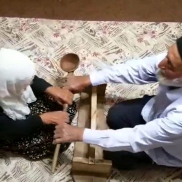 Evde spor yapan yaşlı çiftten Evde kal, zinde kal çağrısı
