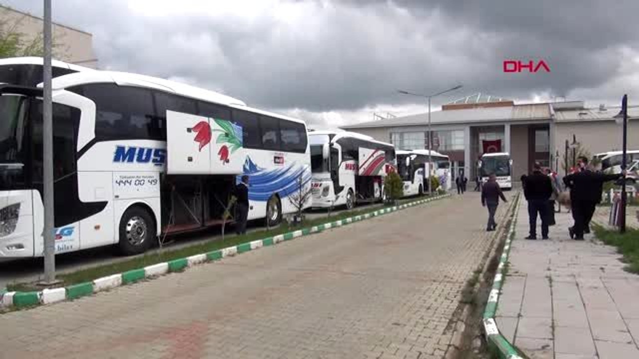 MUŞ Karantina süreleri sona erdi, kurban kesip, 100 aileye yardım kolisi dağıttılar