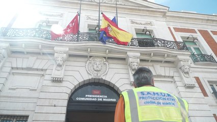 Ayuso guarda un minuto de silencio en la sede del Gobierno regional
