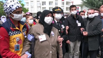 Aksaraylı şehit sosyal mesafe ile kılınan cenaze namazı sonrası defnedildi