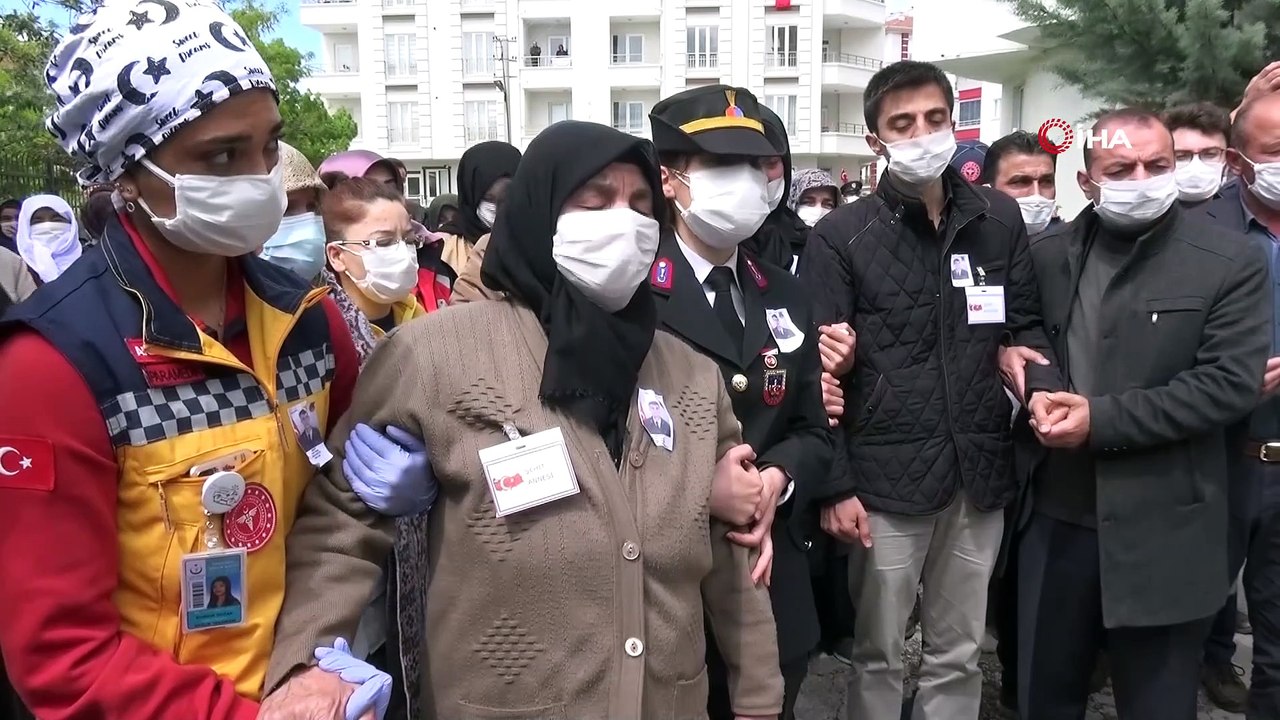 Aksaraylı şehit sosyal mesafe ile kılınan cenaze namazı sonrası defnedildi