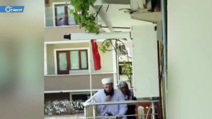شيخ تركي يرتل القرآن عن بعد مع أهالي حيه داخل الحجر الصحي