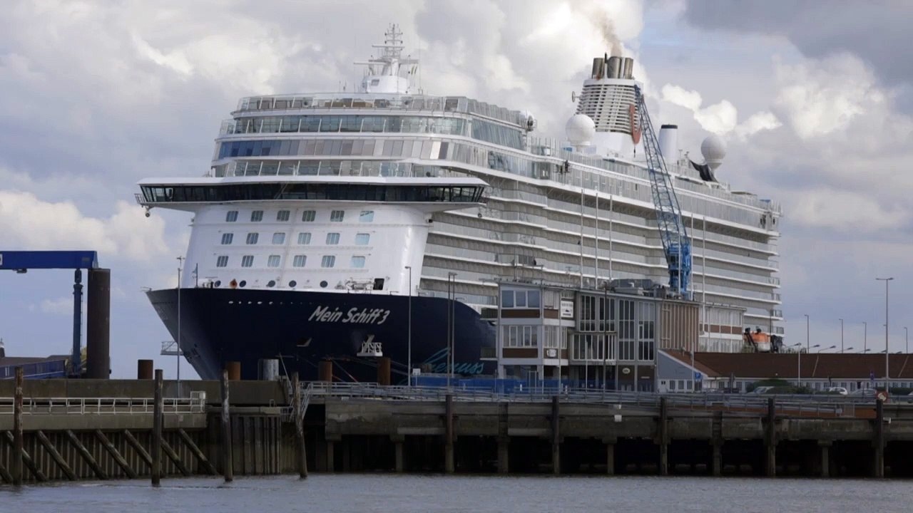 Kreuzfahrtschiff in Cuxhaven: Corona-Test für 2900 Crewmitglieder