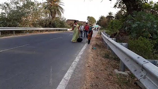 अन्य राज्यो से पैदल चलकर छोटे बच्चे घर के लिए निकले