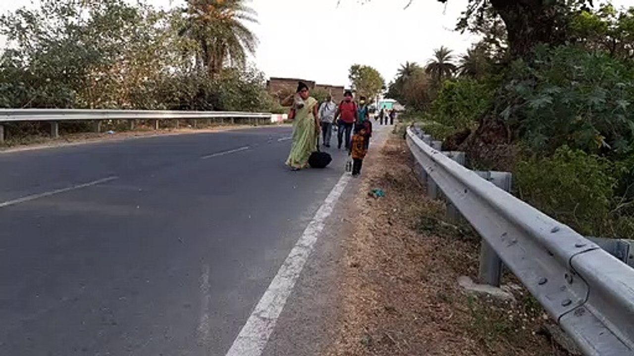 अन्य राज्यो से पैदल चलकर छोटे बच्चे घर के लिए निकले