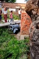 ग्राम भर्तियां में आंधी की वजह से बिजली का खंबा गिरा