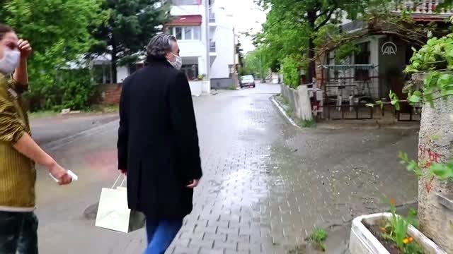 Evlerinden çıkamayan yaşlı çifte sürpriz 49'uncu evlilik yıldönümü kutlaması