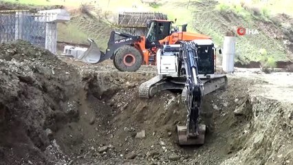 Heyelandan dolayı 3 gündür kapalı olan Yüksekova-Van kara yolunda hummalı çalışma