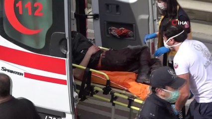 Araçlara kaldırım taşı atan yabancı uyruklu genci bıçakladılar