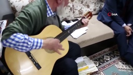 73 Yaşındaki Gitaristten 'Evde Kal' Türkiye Şarkısı