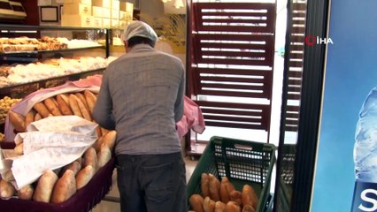 Fırıncılar Sokaklarda Ekmek Dağıtımına Başladı