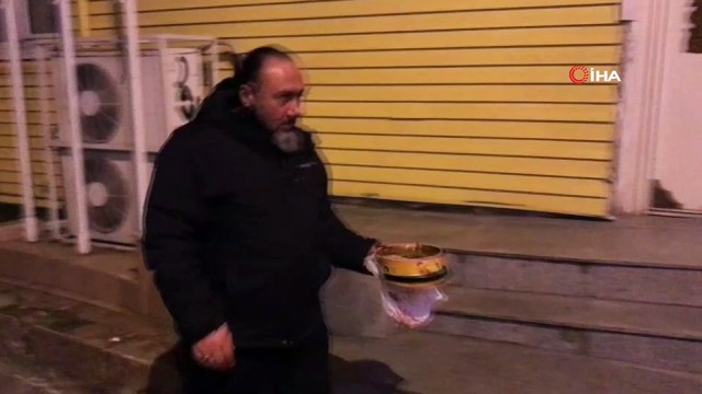 Sokağa Çıkma Yasağında Polis, Hayvanları Unutmadı