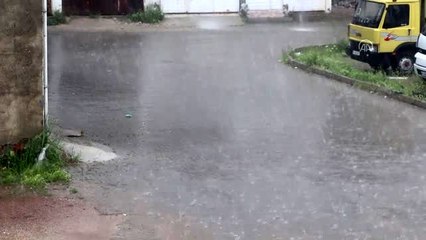 Kula'da yağmur ve dolu etkili oldu