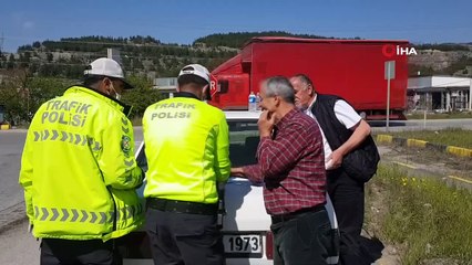 Trafik Kazası Sonrası 'Sosyal Mesafeyi Koruyarak' Dakikalarca Tartıştılar