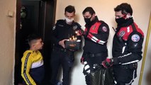 7 Yaşındaki Fatih'e Polislerden Sürpriz Doğum Günü