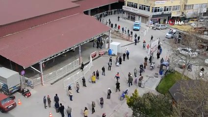 Antalya'da Semt Pazarında 1 Kilometrelik Kuyruk