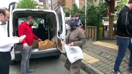 Kartal’da kapı kapı dolaşarak ekmek dağıttılar