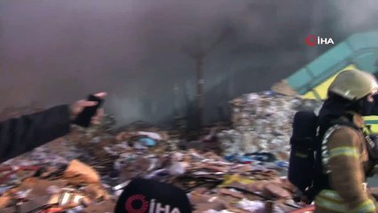 Zeytinburnu'ndaki Kağıt Geri Dönüşüm Deposunda Çıkan Yangın Korkuttu