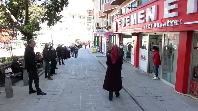 Sokağa Çıkma Yasağı Öncesi Sosyal Mesafeli Metrelerce Et Kuyruğu