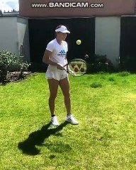 Kaja Juvan ferma la pallina tra il polso e la racchetta (@Instagram @WTA)