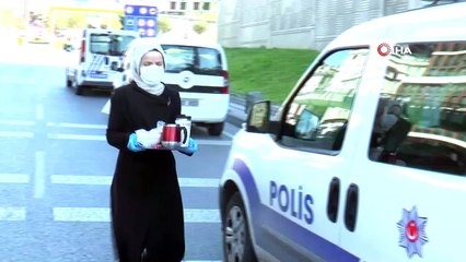 Vatandaştan Polislere Çay İkramı