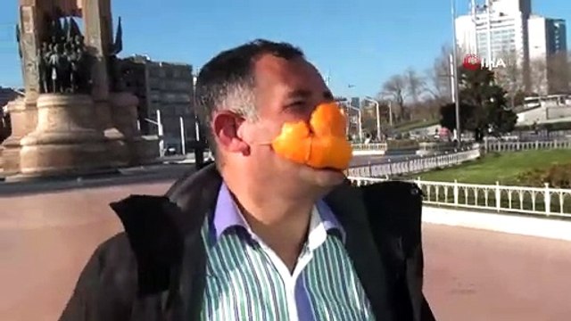 Portakaldan Yaptığı Maske İle Türkü Söyleyerek Taksim’de Yürüdü