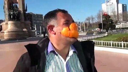 Portakaldan Yaptığı Maske İle Türkü Söyleyerek Taksim’de Yürüdü