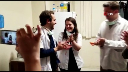 Korona Mesaisi Yapan Doktor Çift Acil Serviste Nişanlandı