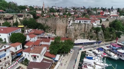 Kuşlar Tarihi Surlara Yuva Yaptı, Kaldırımlarda Otlar Yeşerdi