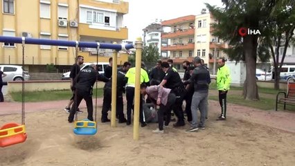 Bebeğini kaçırıp boğazına bıçak dayadı, vurularak yakalandı