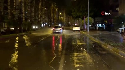 Antalya'da sağanak yağış etkili oldu