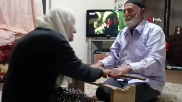 Evde spor yapan yaşlı çiftten Evde kal, zinde kal çağrısı