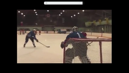 Il tire au Hockey avec un palet de curling.. qui casse tout sur son passage !