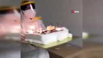 Karantina altındaki vatandaşa, yurt çalışanlarından doğum günü sürprizi